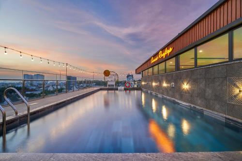 Bcons PS Hotel and Apartment- Newly Opened Hotelの敷地内または近くにあるプール