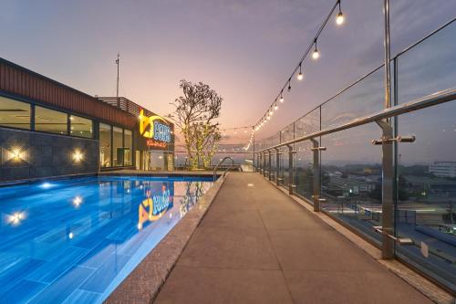 Bcons PS Hotel and Apartment- Newly Opened Hotelの敷地内または近くにあるプール