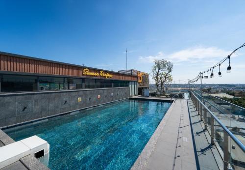 Bcons PS Hotel and Apartment- Newly Opened Hotelの敷地内または近くにあるプール