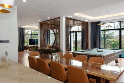 a dining room with a pool table and chairs at Chuỗi Villa FLC 5 NGỦ 9-48 - bể bơi riêng - trung tâm Hạ Long in Ha Long