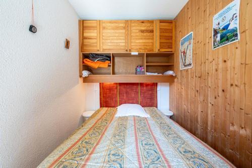 a small bedroom with a bed in a room at Les arolles in Valloire