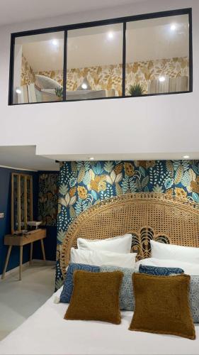 - une chambre avec un lit et un miroir au-dessus dans l'établissement cala luna, à Conca