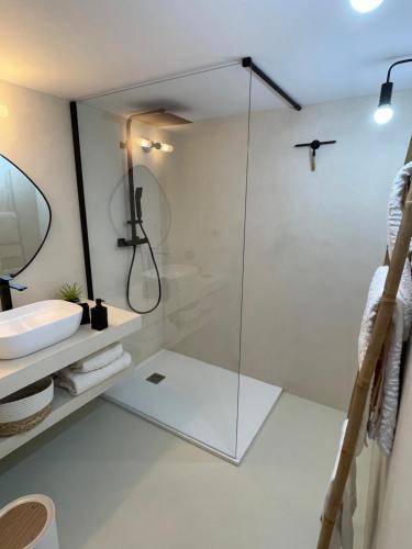 une salle de bain avec une douche en verre et un lavabo dans l'établissement cala luna, à Conca