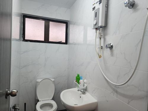 a bathroom with a white toilet and a sink at Amazing Petaling Jaya Corner Landed Home Paradigm Mall, 5 Bedroom for up to 18Pax, LDP, Kelana Jaya, Paradigm Mall in Petaling Jaya