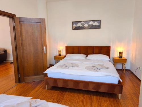a bedroom with two beds and two lamps on two tables at Apartments Tatra Olla - Tatranská Lomnica in Tatranská Lomnica
