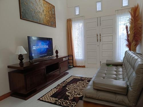 TV a/nebo společenská místnost v ubytování Dacha