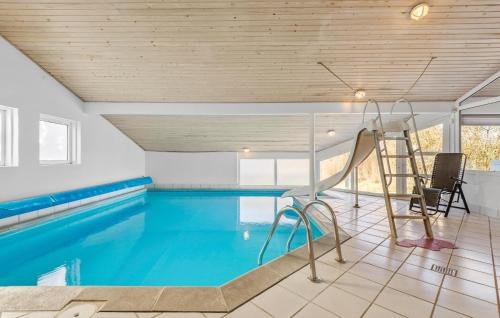 Swimmingpoolen hos eller tæt på Holiday Home Krogsande Blåvand Ix