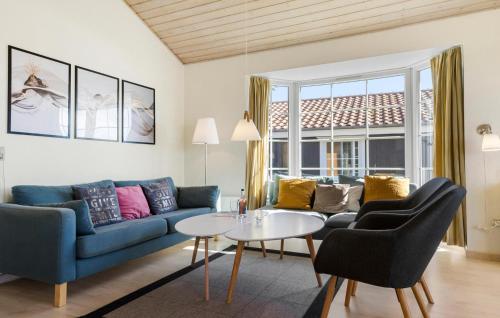a living room with a couch and a table at Marina Fiskenæs Feriepark in Gråsten