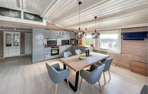 Η κουζίνα ή μικρή κουζίνα στο 4 Bedroom Stunning Home In Mesnali