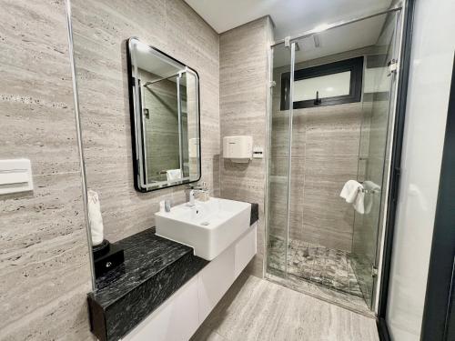 Bilik mandi di 22Land Legend Hotel & Residence