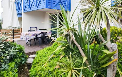 un patio con tavolo, sedie e piante di Pet-Friendly Apartment In Lacanau a Lacanau