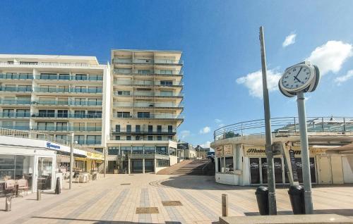 une horloge sur un pôle devant un bâtiment dans l'établissement Stunning Apartment In Saint-Gilles-Croix-De-, à Le Sablais