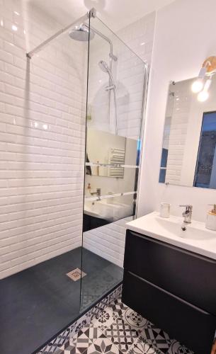 une salle de bain avec douche et lavabo dans l'établissement Les bons Enfants 9, à Rouen