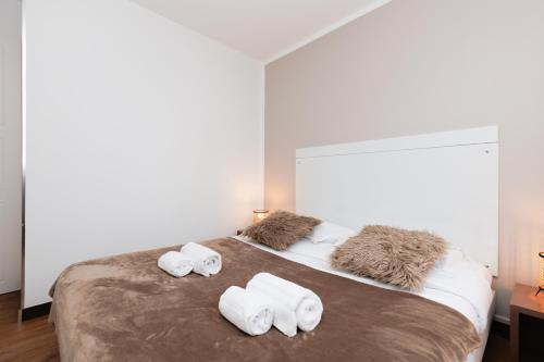 - une chambre avec un lit et 4 serviettes dans l'établissement Slim YourHostHelper, à Cannes