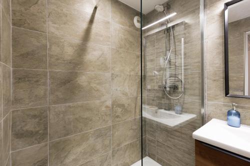 une salle de bain avec douche et lavabo dans l'établissement Slim YourHostHelper, à Cannes