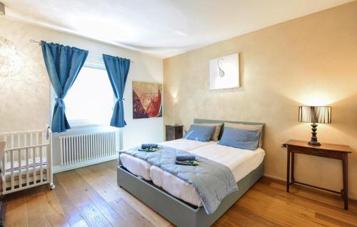 a bedroom with a bed and a window and a crib at Gorgeous Home In Gianico in Artogne