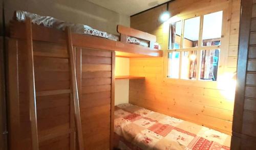 une chambre avec deux lits superposés et une fenêtre dans l'établissement Résidence Chamois - Galerie CHAMOIS M131 MAE-1411, à La Plagne Tarentaise