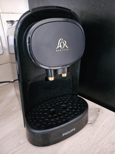 une cafetière noire assise au-dessus d'une table dans l'établissement Maison entiere avec Terrasse proche A1 CDG Asterix, à Saint-Witz
