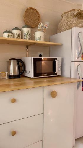 a microwave sitting on top of a kitchen counter at 3 غرف - الركن الهادي in Jeddah