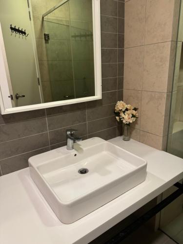 Ένα μπάνιο στο Robertson suites At Bukit Bintang South Lobby