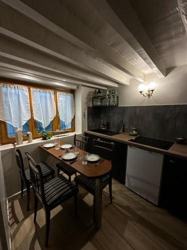 une cuisine avec une table et des chaises dans une pièce dans l'établissement Le trésor des Caraïbes, à Bussy-Saint-Georges