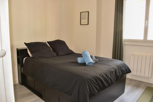 d'un lit avec un animal farci en dessus dans l'établissement Charmant studio moderne équipé à Nice, à Nice