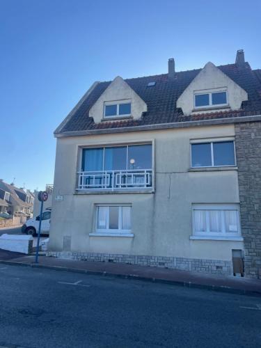 une maison en briques avec des fenêtres et un toit dans l'établissement La Plus Belle vue sur la Mer, à Le Portel