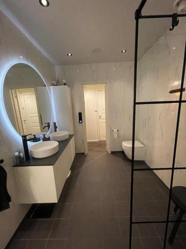 a bathroom with two sinks and a mirror at Cabin in Jarfjord, Sør-Varanger in Karpbukt