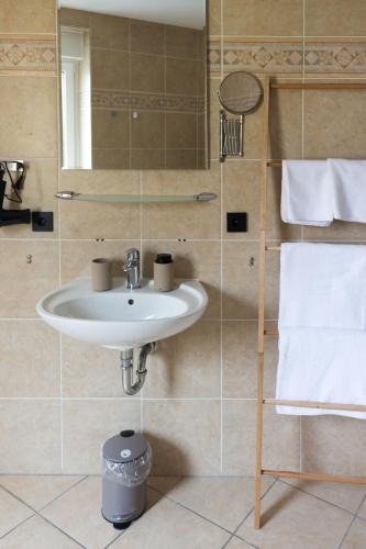 a bathroom with a sink and a mirror and towels at gants gemütlich im Weisenheimer Hof in Weisenheim am Berg