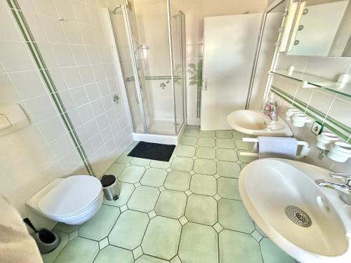 Ένα μπάνιο στο Gemütliche Ferienwohnung Adelby