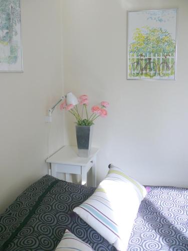 a bedroom with a bed and a table with a plant at Tiendegaarden Møns Klint in Borre