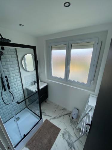 une salle de bain avec une douche en verre et un lavabo dans l'établissement Gîte Gravelines, à Gravelines