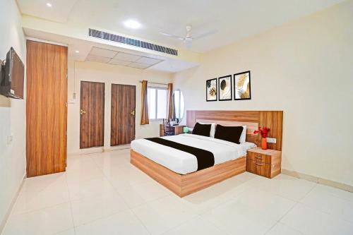 Ένα ή περισσότερα κρεβάτια σε δωμάτιο στο Super Hotel O Kalpi Road Formerly Hotel Gajanand
