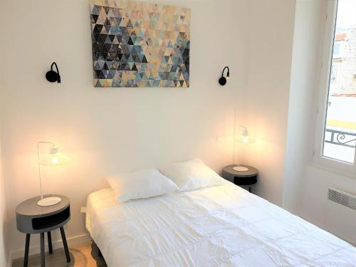- une chambre avec un lit blanc et deux lampes dans l'établissement Hypercentre lamartine 411, à Nice