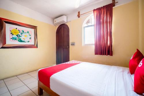 a bedroom with a bed and a window at OYO Hotel Betsua Vista Hermosa, Huatulco in Santa Cruz Huatulco