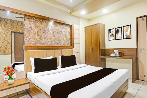 Katil atau katil-katil dalam bilik di Super Hotel O Kesarganj Formerly Suman Palace