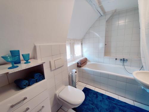 ロットヴァイルにあるVilla Wilmarie - Zuhause auf Zeit in herzlicher Atmosphäreのトイレ、浴槽、洗面台を備えたバスルーム