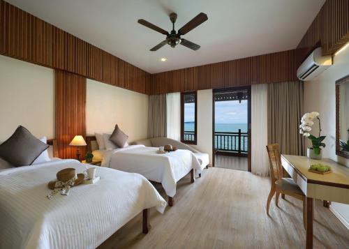 Postel nebo postele na pokoji v ubytování Berjaya Langkawi Resort
