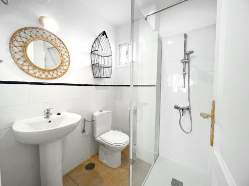 un bagno con wc, lavandino e doccia di Apartamentos Marinera I y II a Cotillo