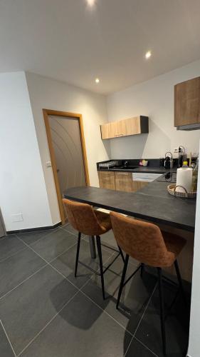 une cuisine avec une table et des chaises dans une pièce dans l'établissement ALG appartement, à Corte