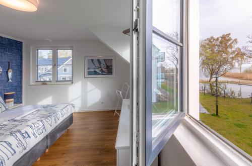 Katil atau katil-katil dalam bilik di 5 Sterne Ferienhaus Ostseenest mit Boddenblick