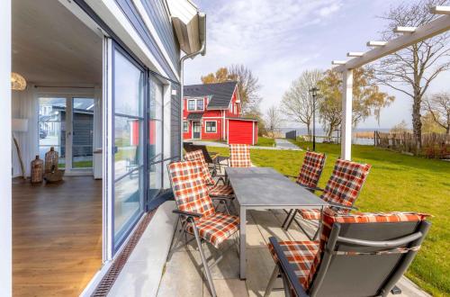 Taman di luar 5 Sterne Ferienhaus Ostseenest mit Boddenblick