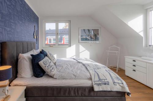 Katil atau katil-katil dalam bilik di 5 Sterne Ferienhaus Ostseenest mit Boddenblick