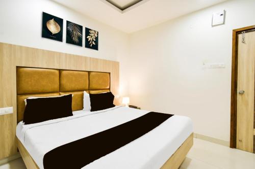 une chambre avec un grand lit dans une pièce dans l'établissement Super Townhouse Raniganj formerly Devi Residency, à Hyderabad