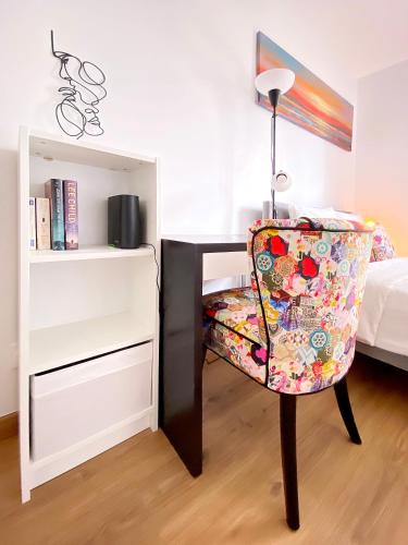 une chambre avec un lit et un bureau avec une chaise dans l'établissement Cosy flat walkable distance to Eiffel Tower, à Paris