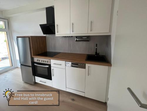 Η κουζίνα ή μικρή κουζίνα στο Alpen Glanz Retreat bei Move2Stay