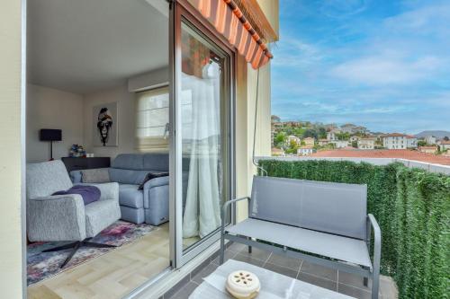 d'un salon avec un canapé et un balcon. dans l'établissement Amazing 1BR Flat with balcony and city view in Haut de Nice, à Nice