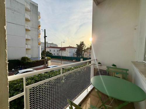 d'un balcon avec une chaise verte et une vue sur la ville. dans l'établissement B007 Grand studio lumineux 4 proche centre Cannes, à Cannes