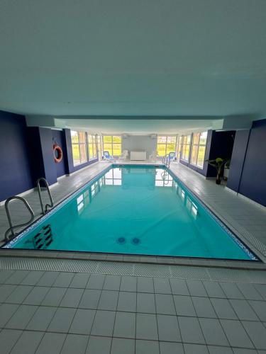 une grande piscine dans un immeuble dans l'établissement Chtibourguignon, Appartement dans très agréable résidence avec piscine chauffée et sauna, à Levernois