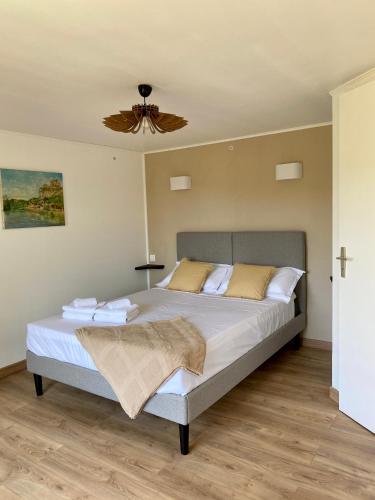 une chambre avec un lit avec un ventilateur de plafond dans l'établissement Appartement avec vue sur la vallée de la Dordogne, à Beynac-et-Cazenac